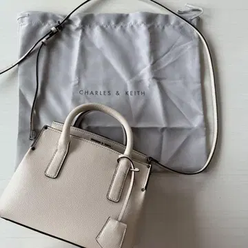 [ CHRLES & KEITH ] 스트럭처드 더블 탑 핸들 토트