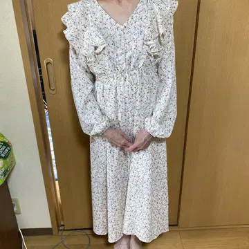 프릴이 달린 꽃무늬 롱 원피스