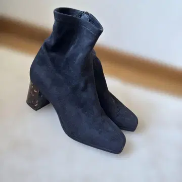 블랙 스웨이드 부티 8cm 힐