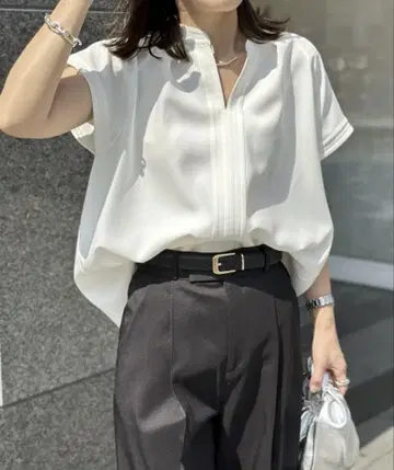 Emma Taylor 이지케어 GOLD 후크 키 넥 스티치 워크 블라우스