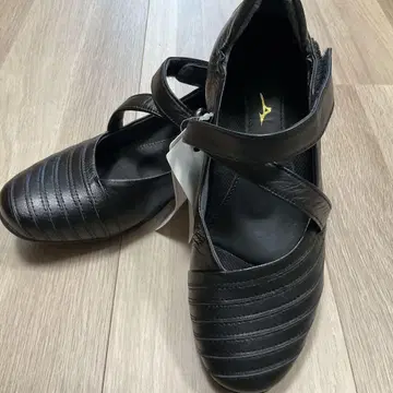 미즈노 셀렉트 천연 가죽 크로스 벨트 펌프스 22cm