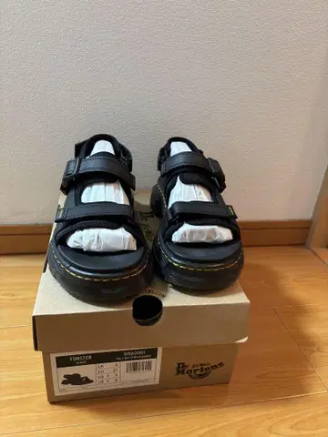 Dr. Martens Forster 블랙 샌들