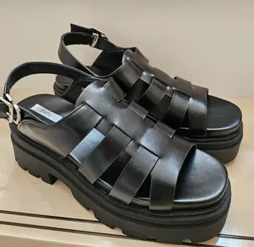 블랙 스트랩 샌들 통굽