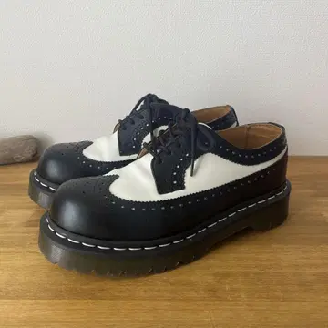 [Dr.Martens] 윙 칩 5홀 블랙 화이트 통굽 신발