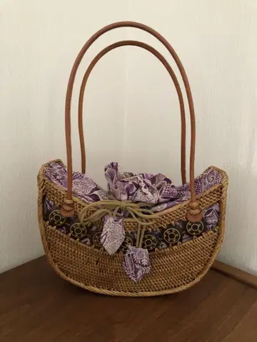 발리 섬에서 구매한 초승달 모양의 아타 백