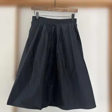 마가렛호웰 실크 블랙 플레어 스커트 무릎 기장