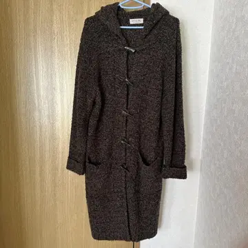 후드 부착 브라운 롱 코트