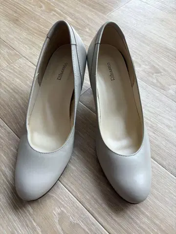 베이지 가죽 펌프스 미들힐