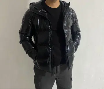 광택 블랙 후드 부착 다운 자켓