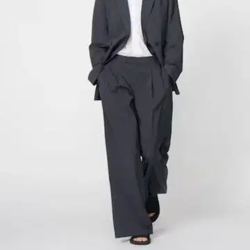 유니클로 C 감동 턱 와이드 팬츠 다크 그레이 M