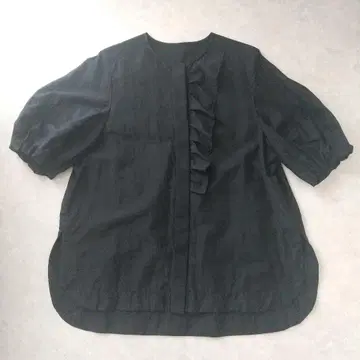 프릴이 달린 블랙 반팔 셔츠