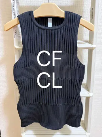 새상품급 CFCL FLUTED SLEEVELESS 슬리브리스 니트 블랙