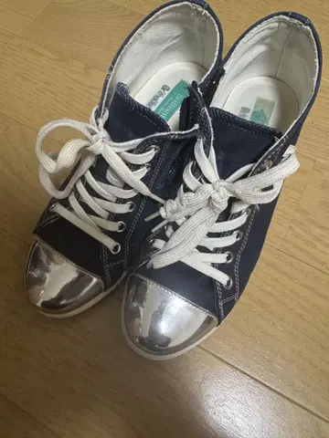 네이비 메탈릭 토 하이컷 스니커즈