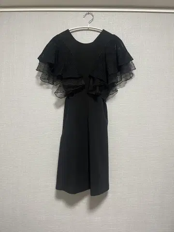 LILY BROWN 블랙 원피스 프릴 소매