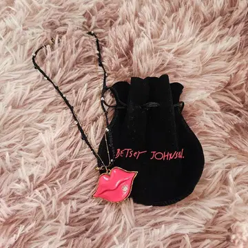 Betsey Johnson 립 모양 목걸이