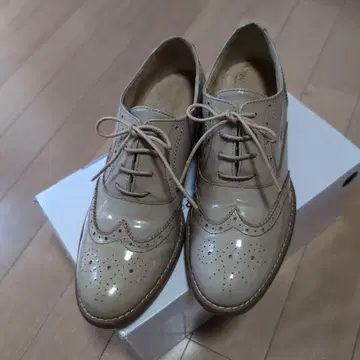 BARCLAY 에나멜 펀칭 신발