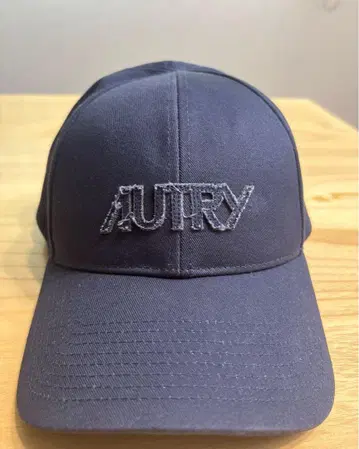 AUTRY 로고 캡