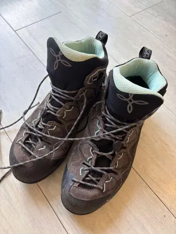 몬츄라 경량 등산화 사이즈 UK5.5 24cm