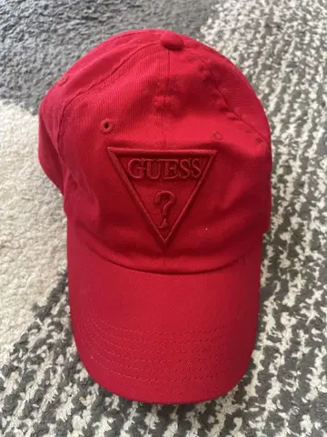 GUESS 레드 야구 모자