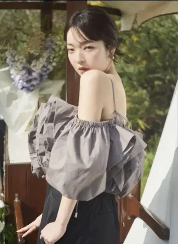 어깨 부분이 같은 길이의 블라우스