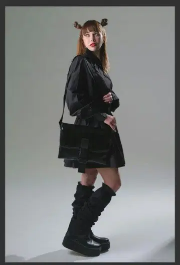 안코록 벨트 플랩 숄더백 블랙 에나멜