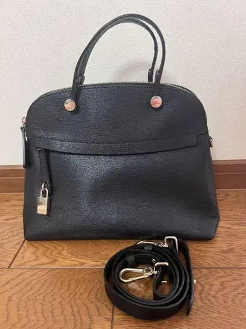 훌라 파이퍼 가죽 미디엄 돔 핸드백 블랙