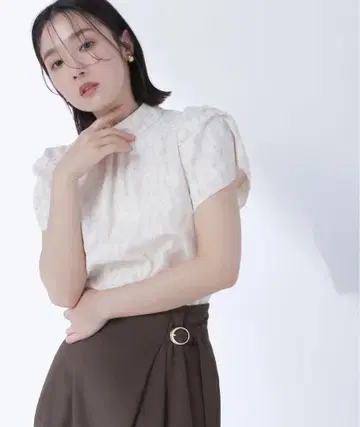 컷 자카드 볼륨 슬리브 블라우스
