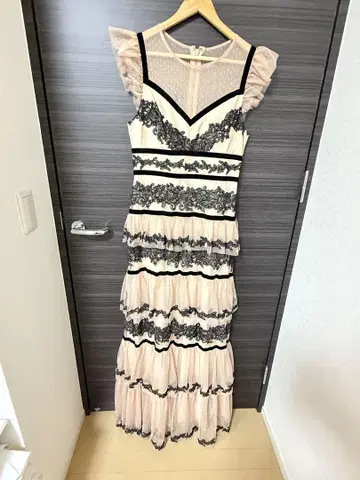 레이스 장식 프릴 소매 핑크 드레스 BCBG