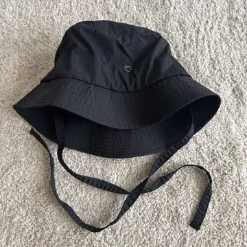 BASICKS 블랙 버킷햇 하트 자수