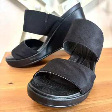 Crocs 블랙 컴포트 샌들 웨지 스트랩 W8