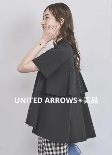 유나이티드 애로우즈 백 플레어 숏 슬리브 블라우스 블랙