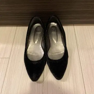 송치 소재 블랙 스틸레토 펌프스 25.5cm