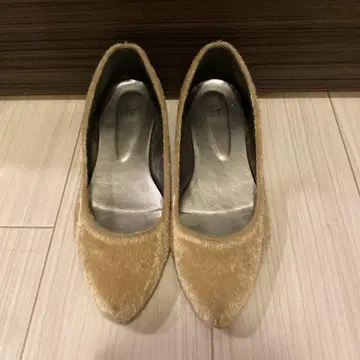 송치 소재 골드 펌프스 25.5cm
