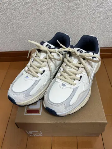 FILA 화이트/베이지 스니커즈 23cm