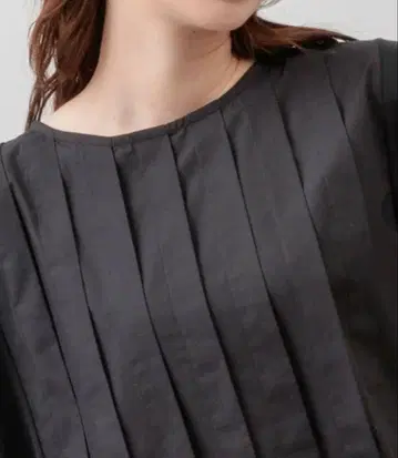 사슴벌레 접촉 냉감 블라우스풍 턱 풀오버 블랙 플리츠 디자인