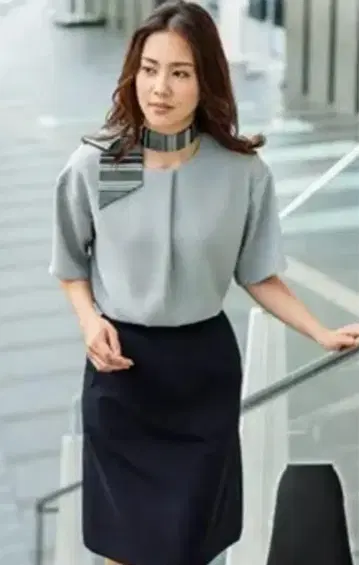 사무복 그레이 박스 실루엣 반팔 상의