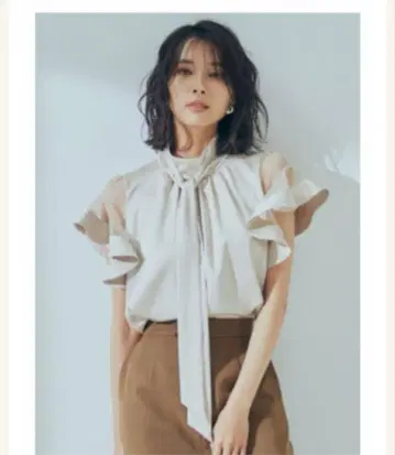 미사용 새상품 플레어 아이디 블라우스 보타이 없음 베이지