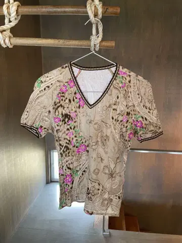 이타리야 꽃무늬 자수 V넥 티셔츠 M 사이즈