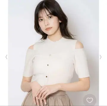 아이보리 오프숄더 반팔 니트
