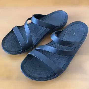 [ 새상품급 ] Crocs 블랙 플랫 샌들