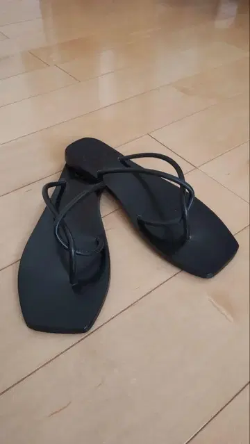 ATP Atelier 블랙 플랫 샌들