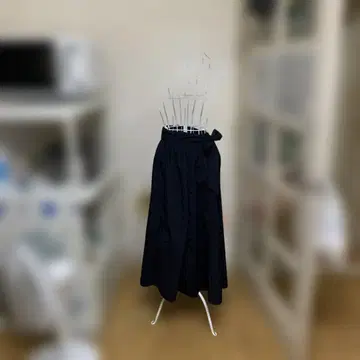 네이비 리본 포함 플레어 스커트