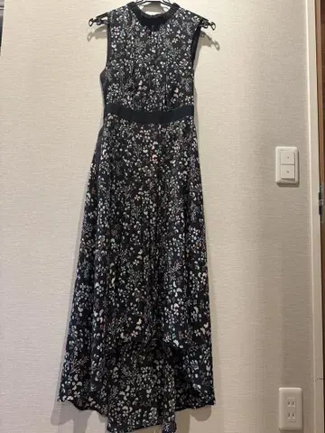 TED BAKER 블랙 플라워 패턴 슬리브리스 드레스