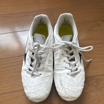 화이트 스파이크 슈즈