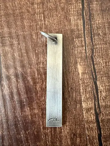 PRY PLATE Key Charm