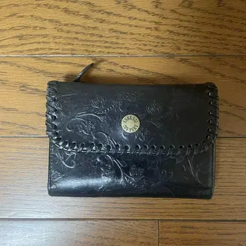 ANNA SUI] 엠보싱 가공의 꽃무늬 블랙 가죽 접이식 지갑