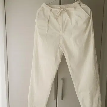 화이트 캐주얼 팬츠 허리 끈 포함