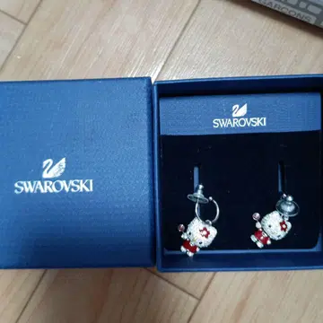 한정판 Swarovski 헬로키티 귀걸이 단종 레어 콜라보