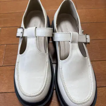 화이트 가죽 스트랩 신발