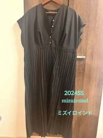 미즈이로 인드 블랙 플리츠 슬리브리스 셔츠 원피스